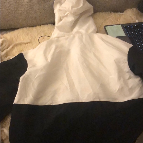 Hooded wind breaker with a mesh lining - Picture 2 of 2